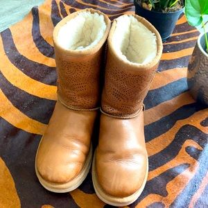 Get Warm in these Stylish Mint Condition Leather Ugg’s!!!